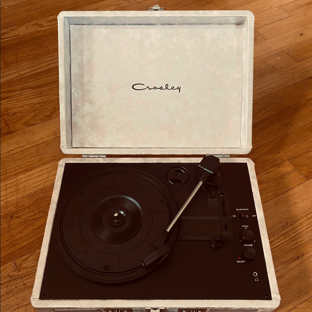 Older Crosley Cruiser in cream and brown with the cursive Crosley script logo on the lid instead of block capitals